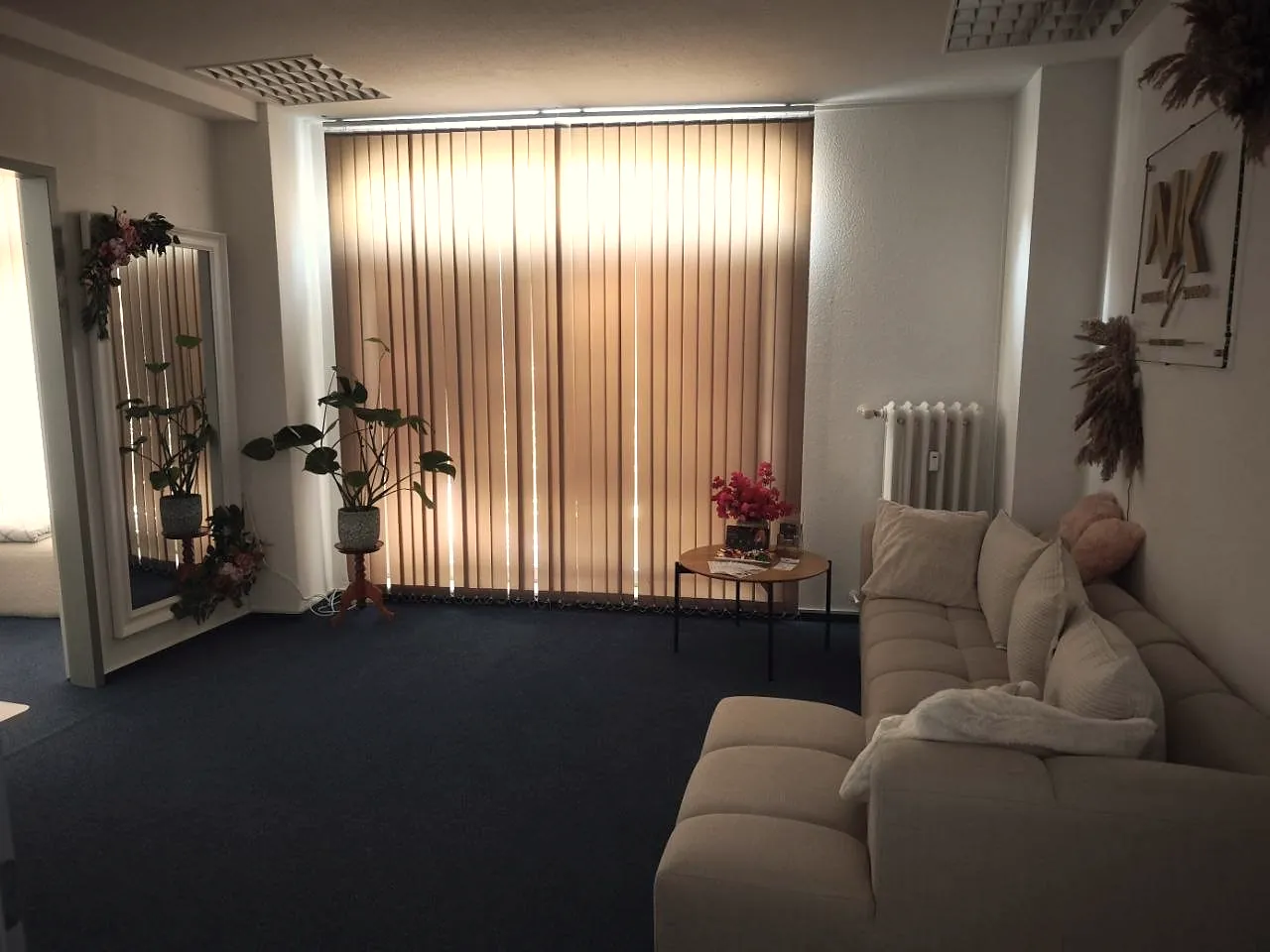 Empfangsraum mit Fenster und Pflanzen
